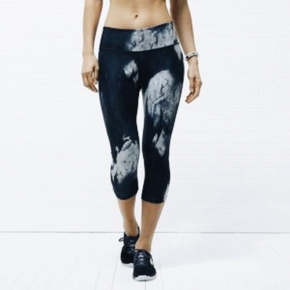 Nike • Legendary Engineered Marble Print Capri